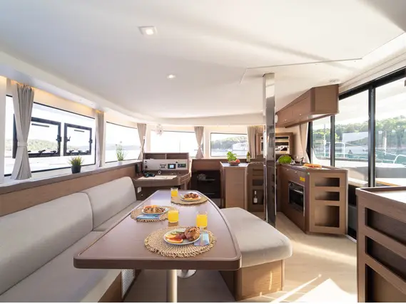 Woo Woo, Interior image