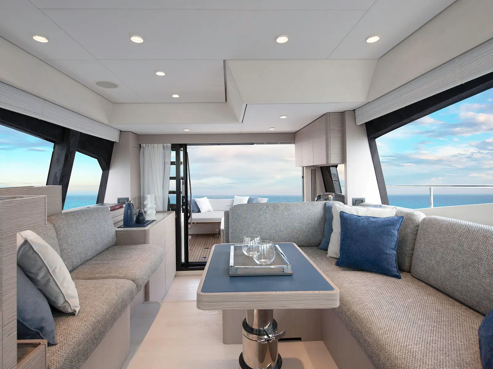 Anna, Interior image