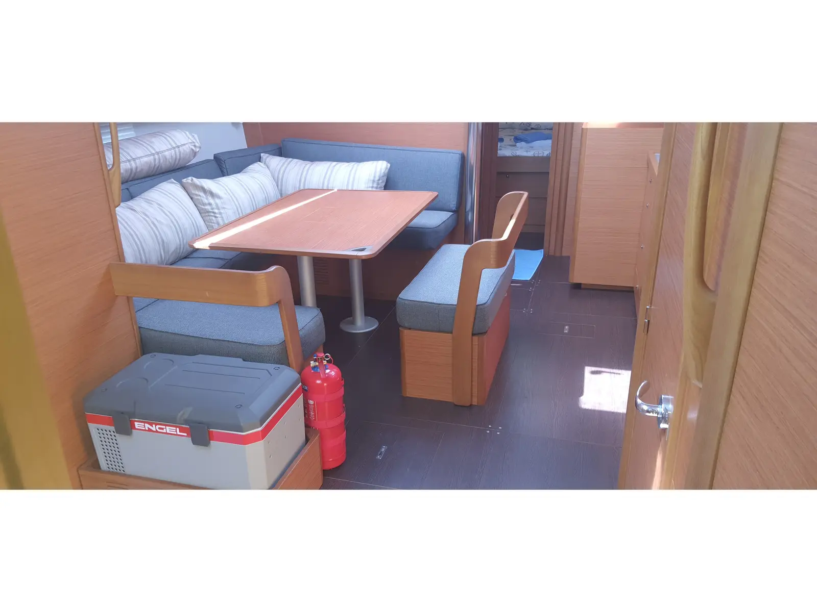 Sandra, Interior image