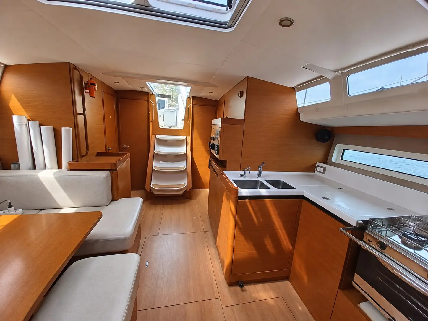 Cloe I, Interior image