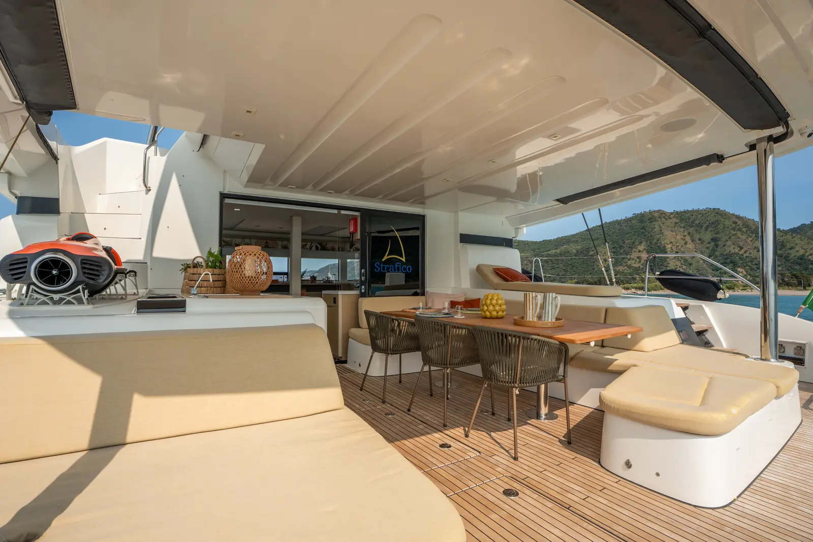 SAILUXE - Strafico, Cockpit