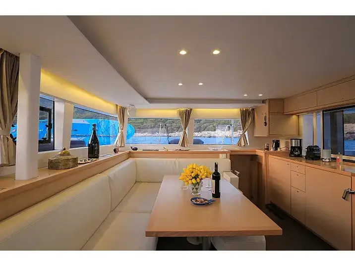 La Luna, Interior image