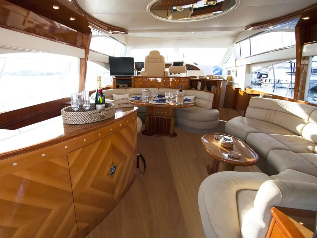 Linda II, Interior image