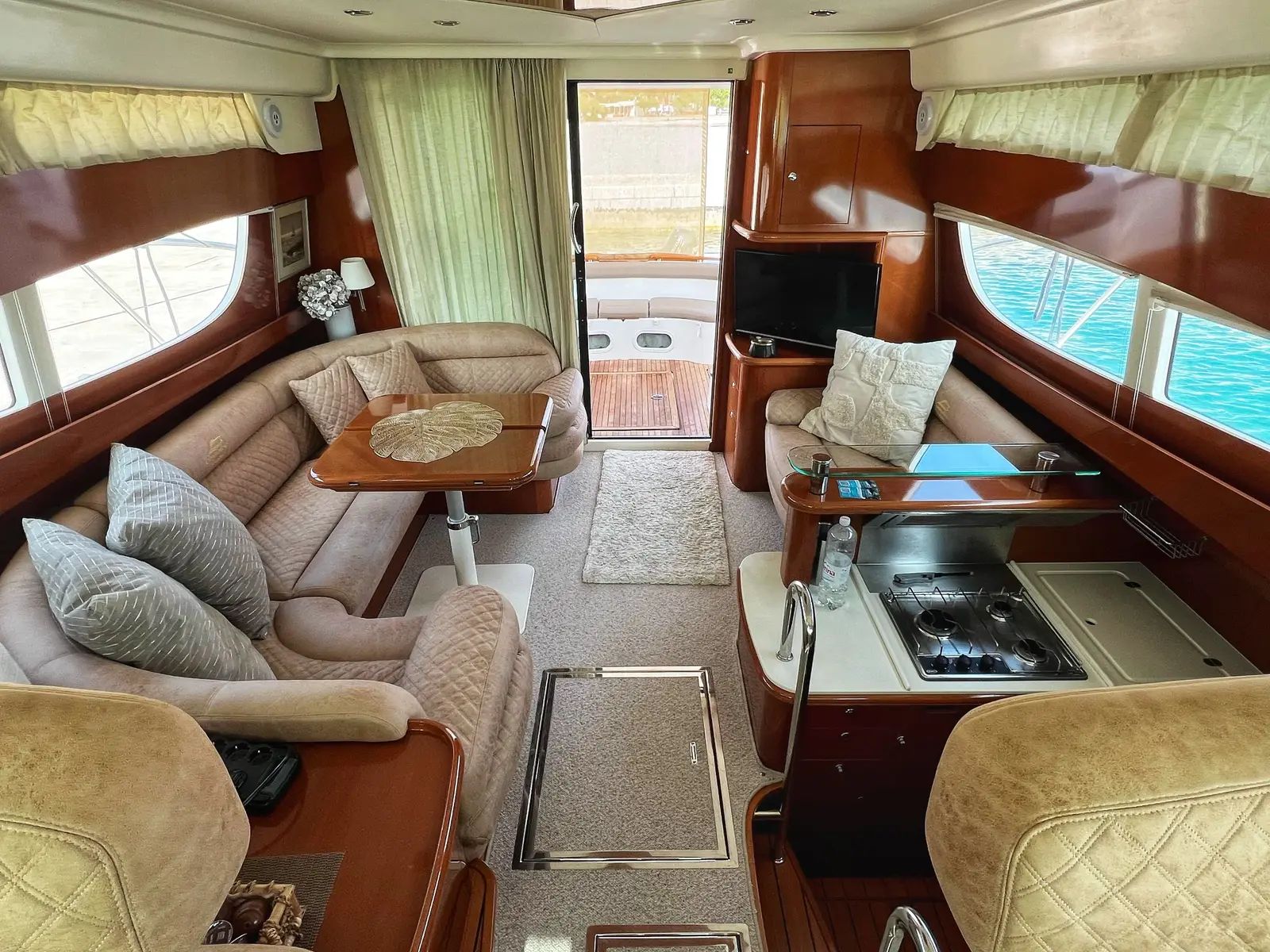 UNPLUGGED, Interior image