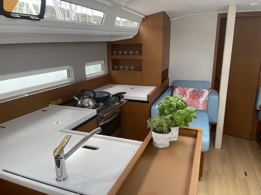 Rosso Bianco, Interior image