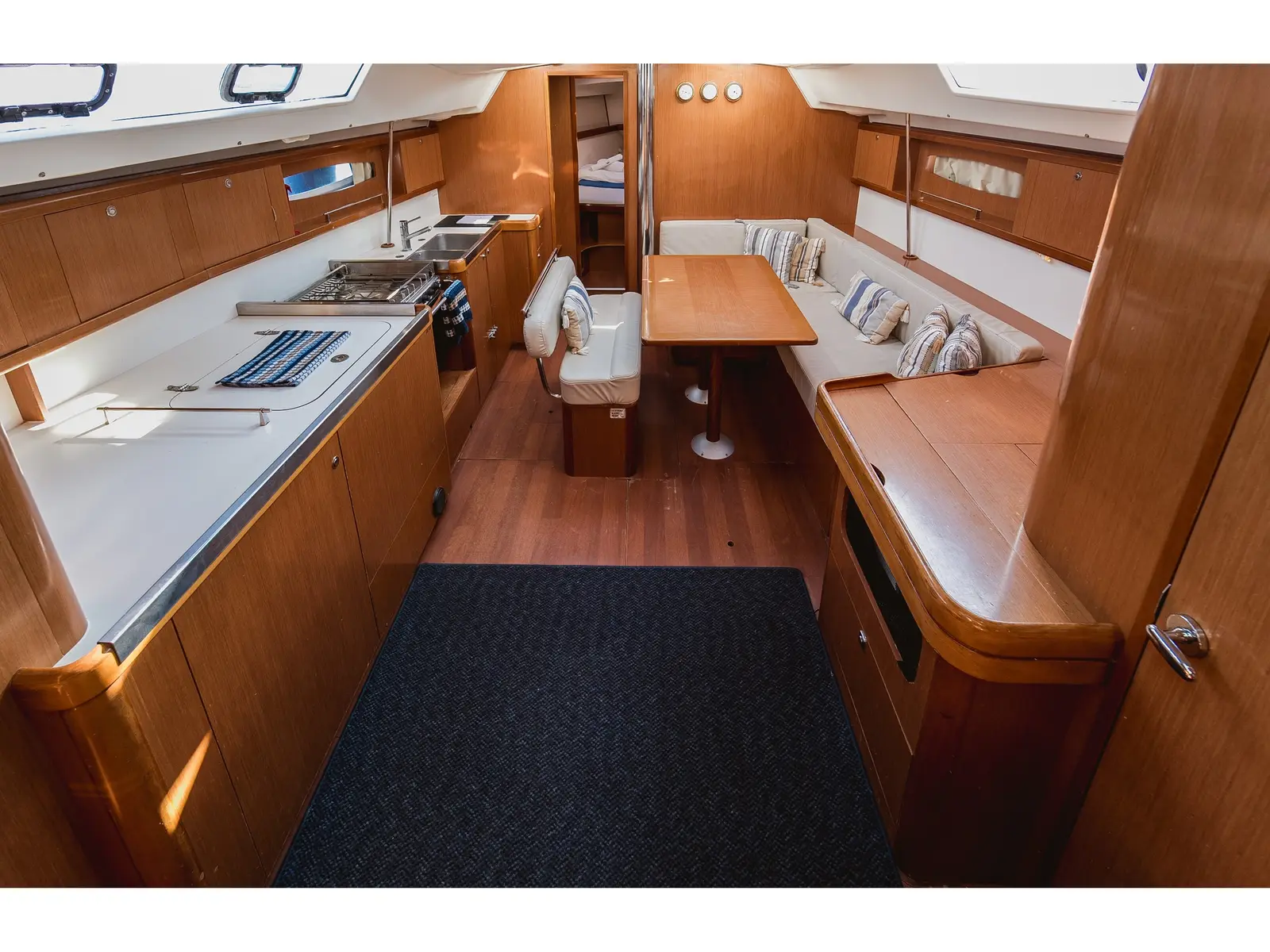 Pain Killer, Interior image