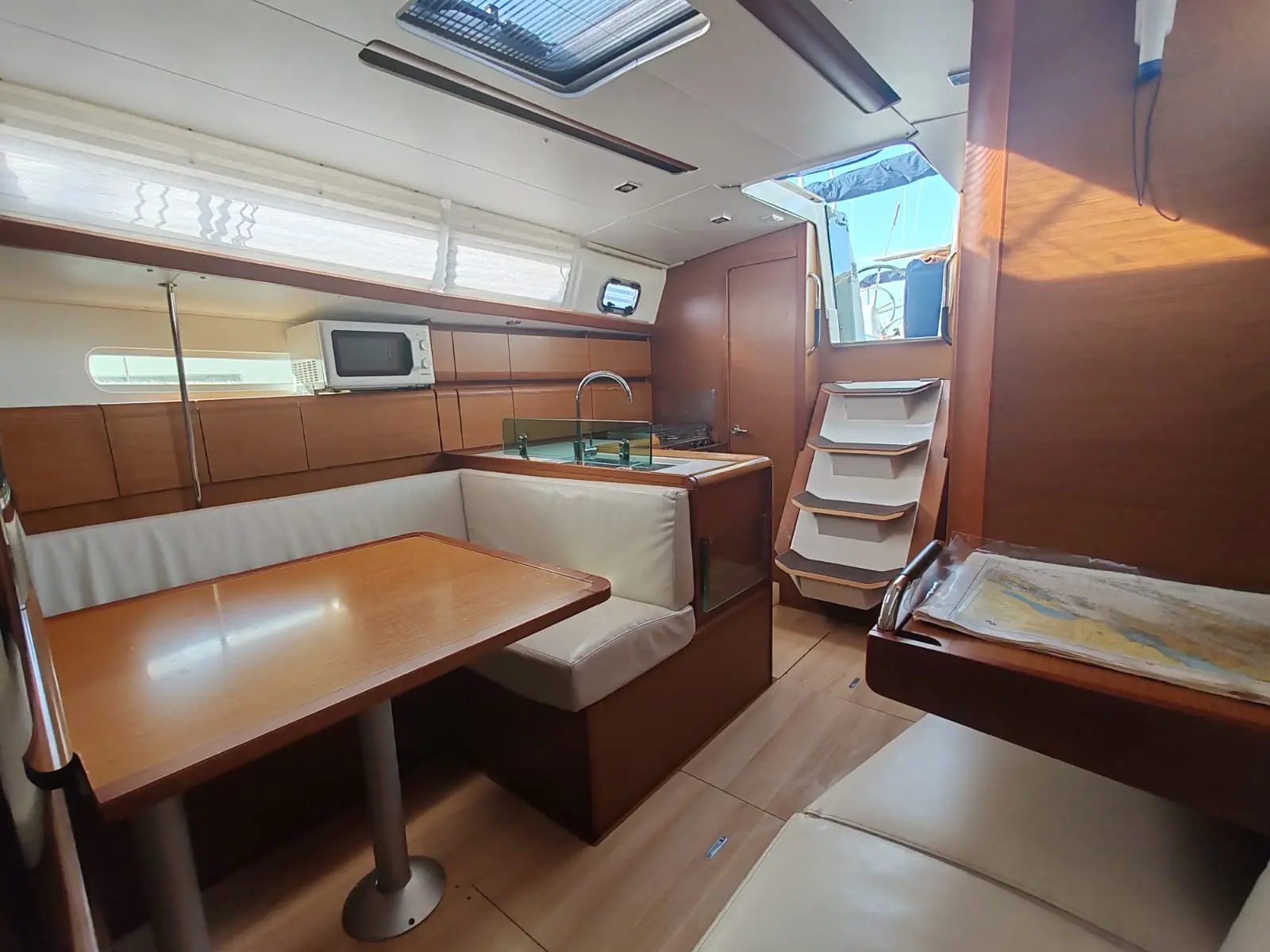 Zappa, Interior image