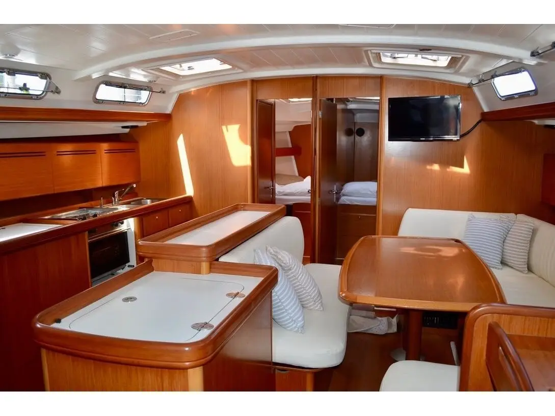 BYC ANGRA, Interior image
