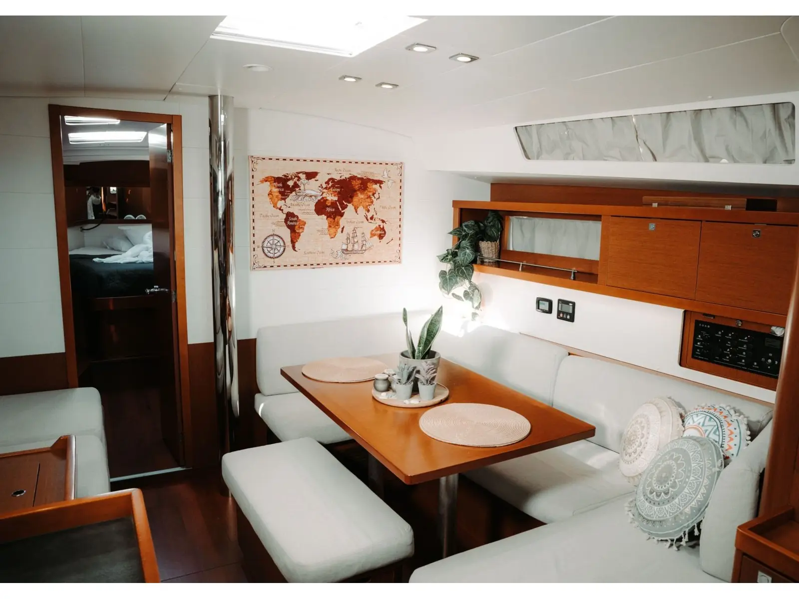 Familia L, Interior image