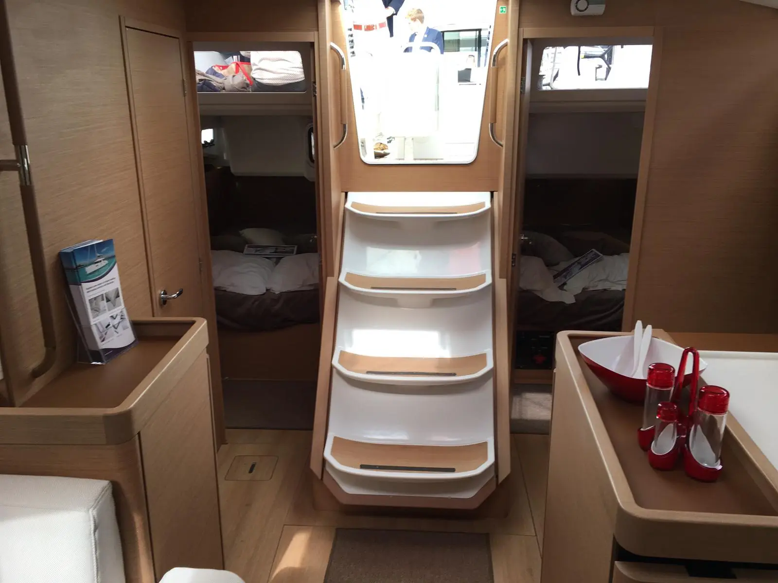 Jolie, Interior image
