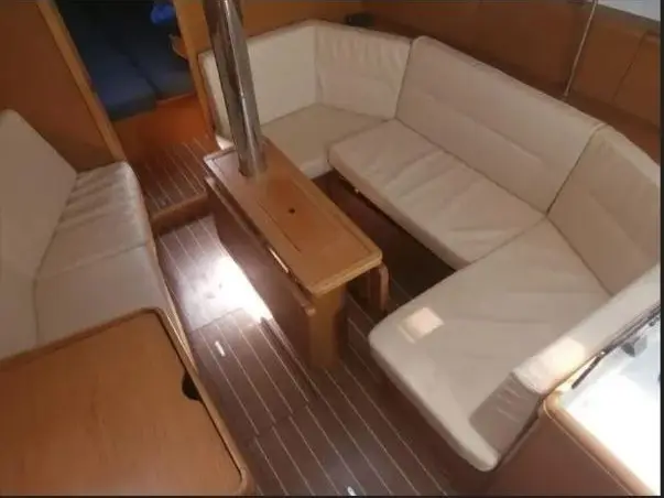 King Julian, Interior image
