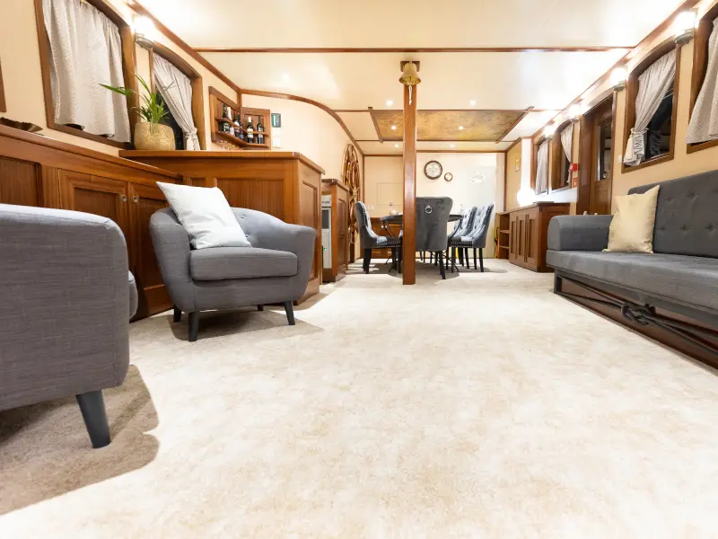 Gallant, Interior image