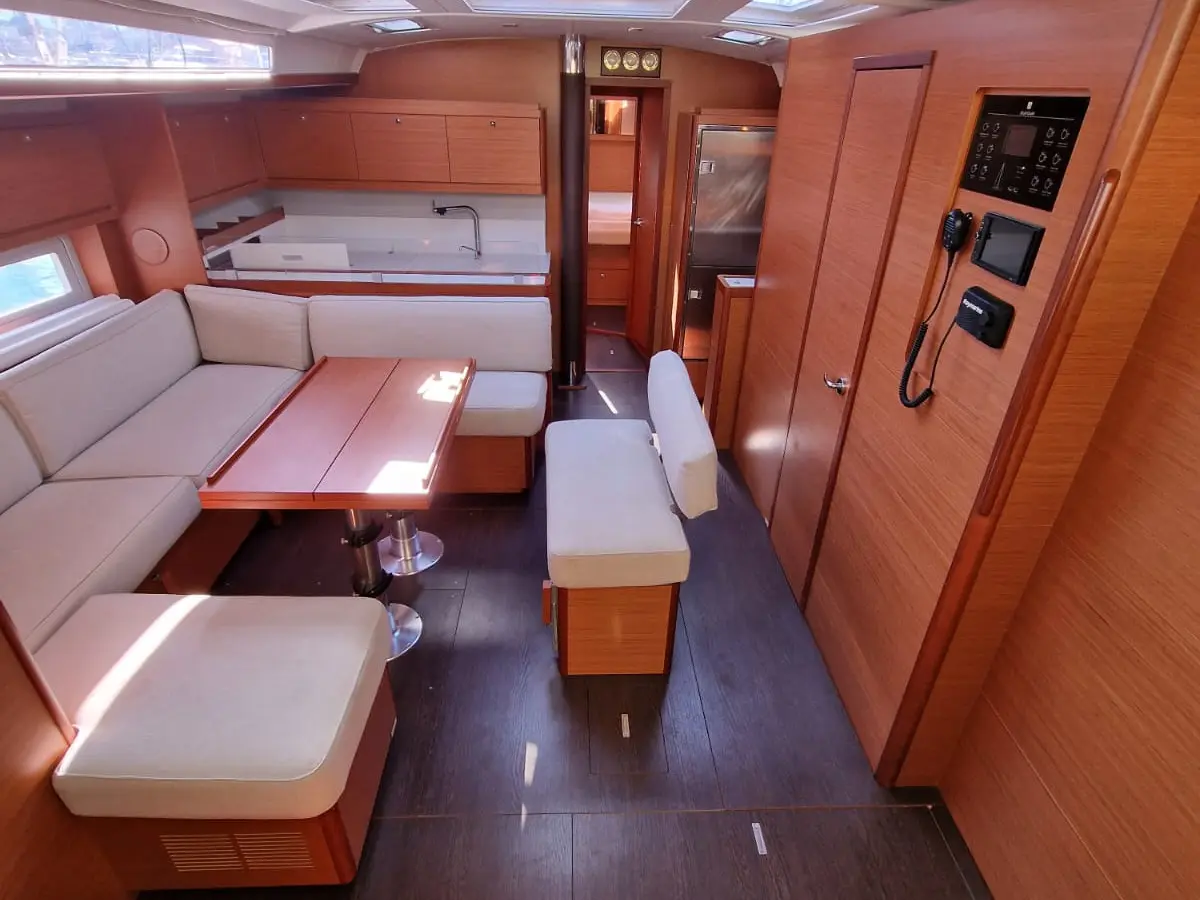 Albus, Interior image