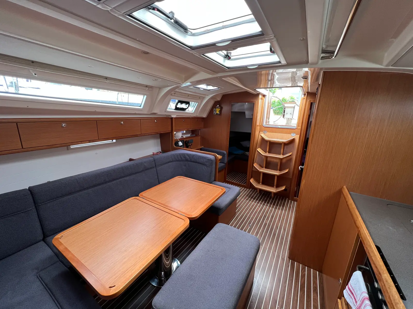 NIREUS, Interior image