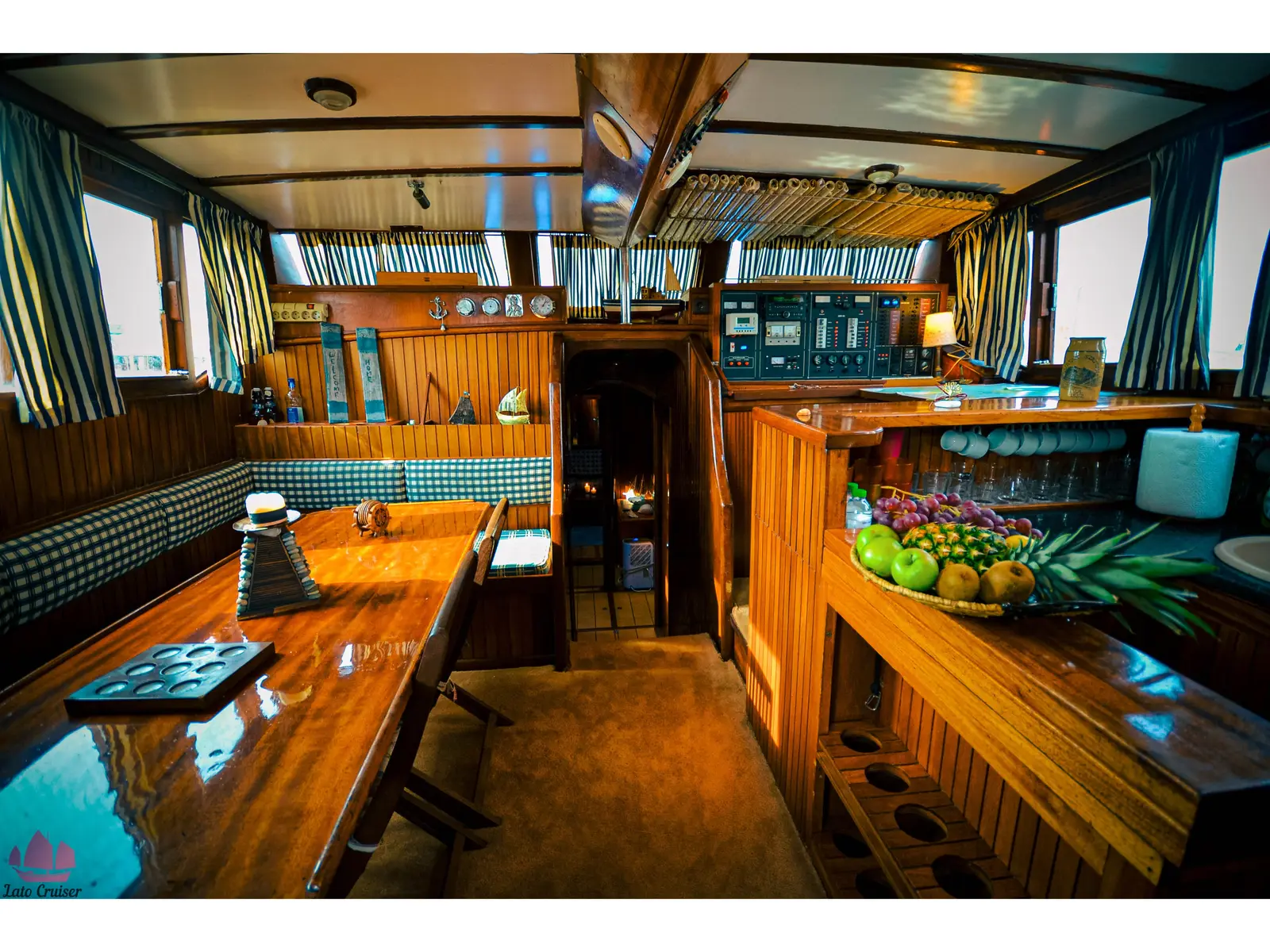Lato, Interior image