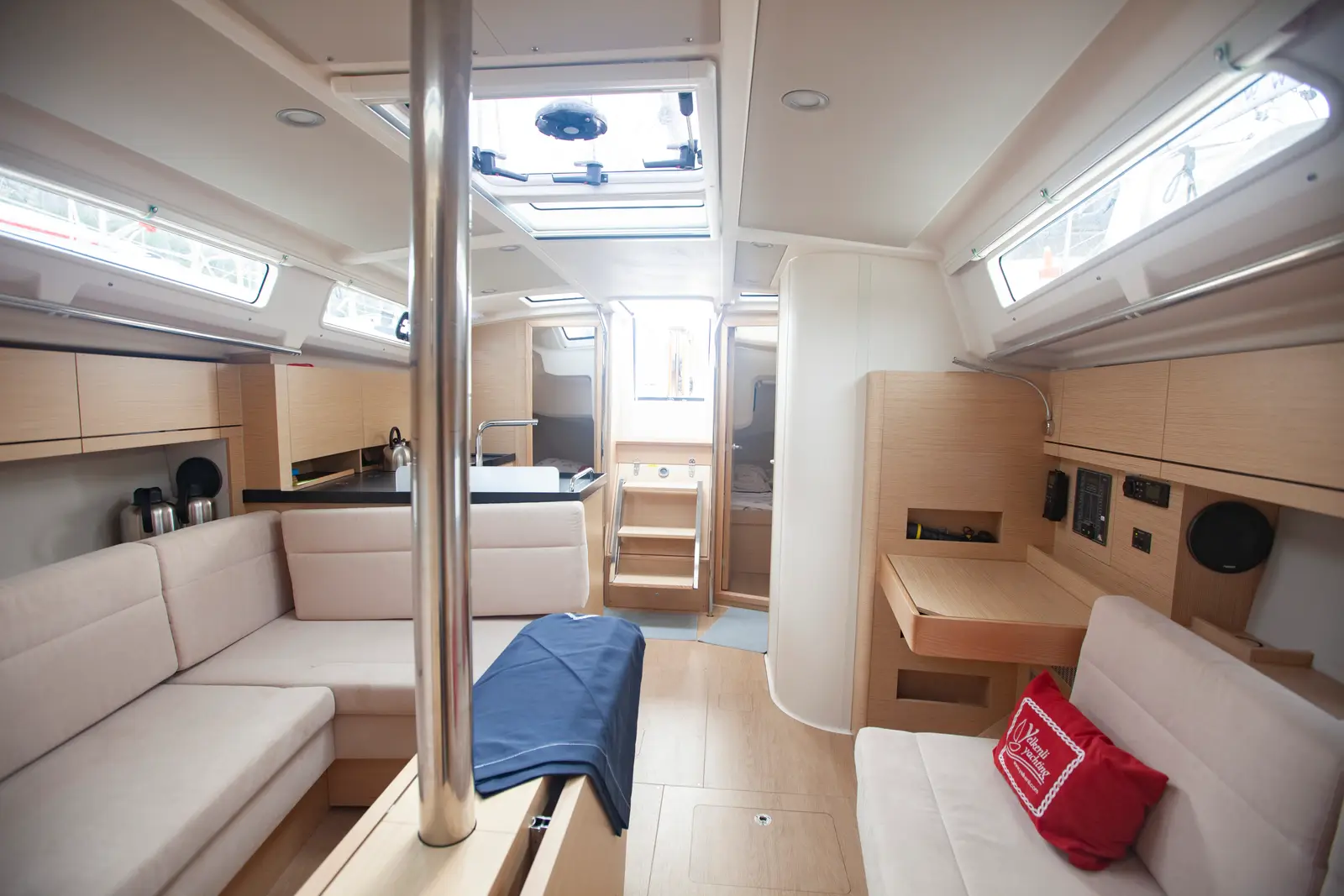 Atlas, Saloon