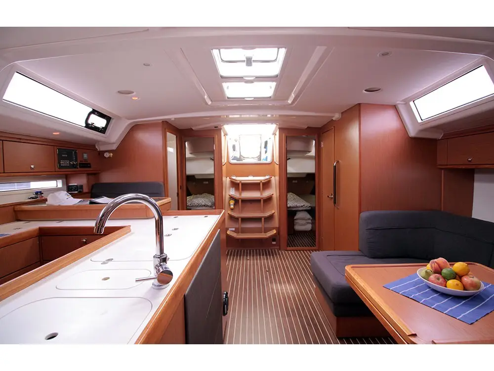 Maximum, Interior image