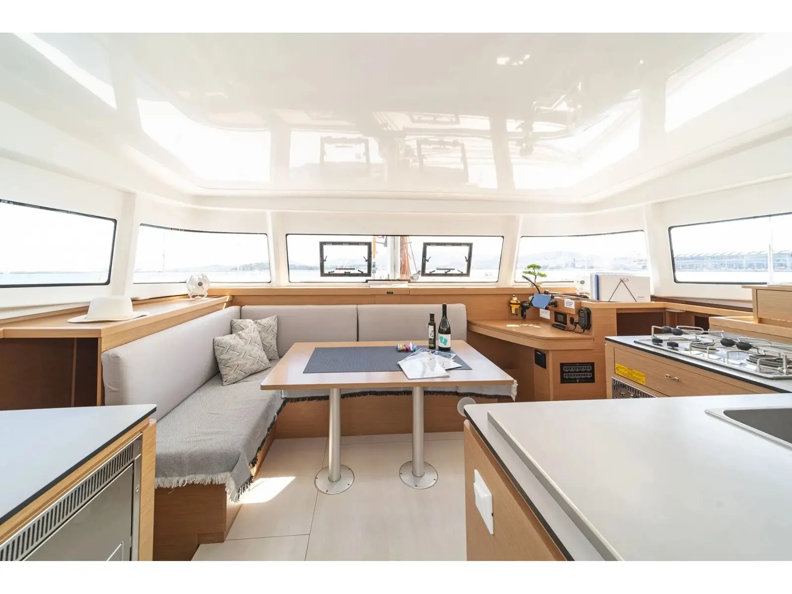 Aiolos, Interior image