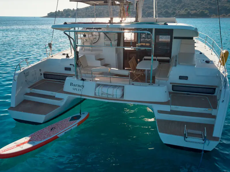 BARNEY , Lagoon 42