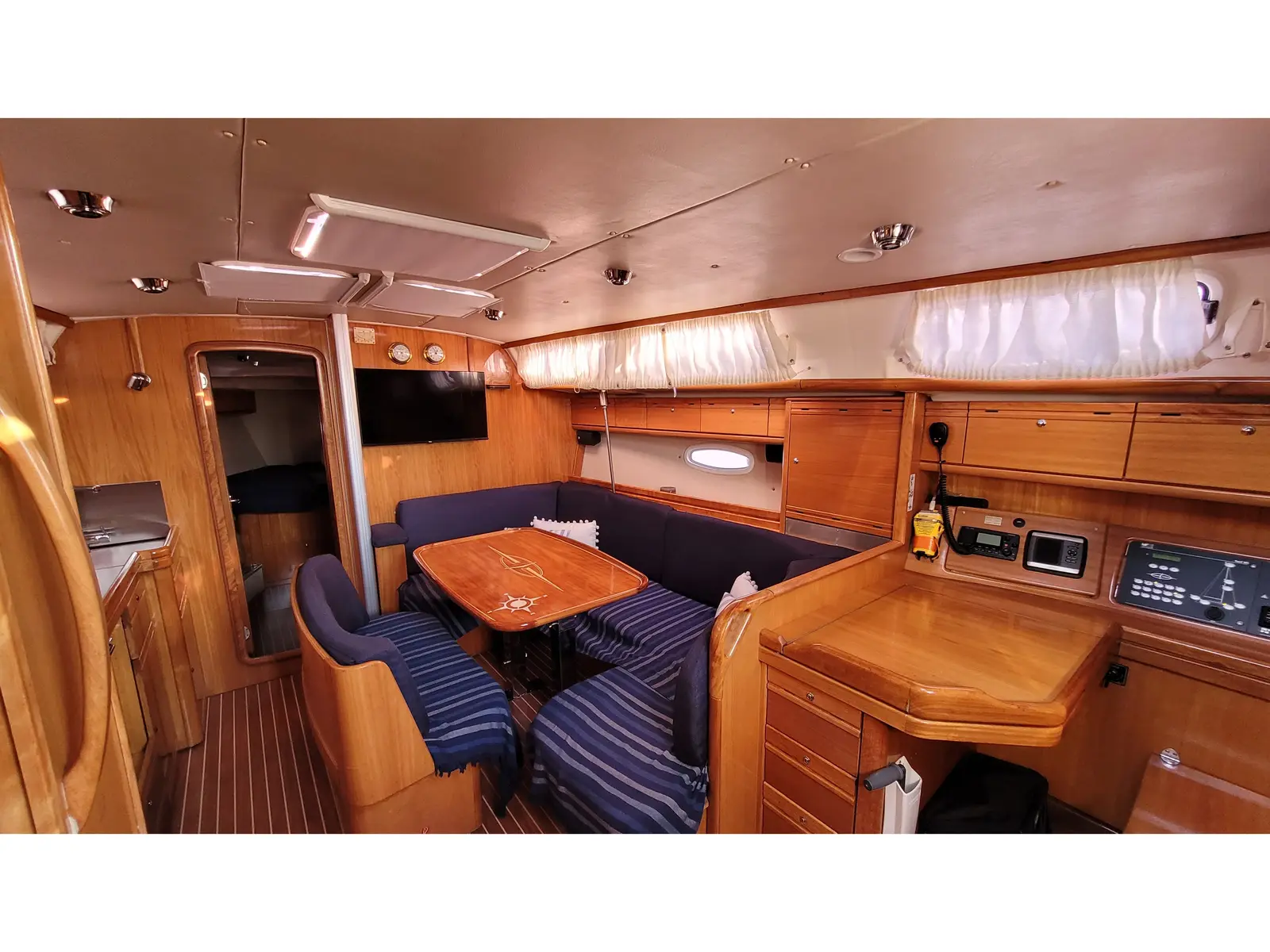 Black Pearl, Interior image