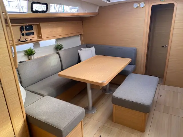 Ava, Interior image