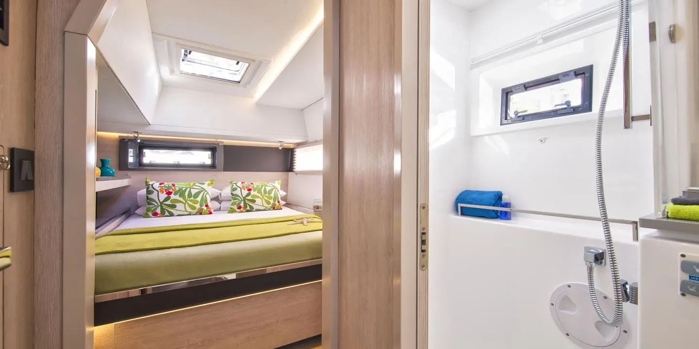Moorings 4500L Club, photograph 6