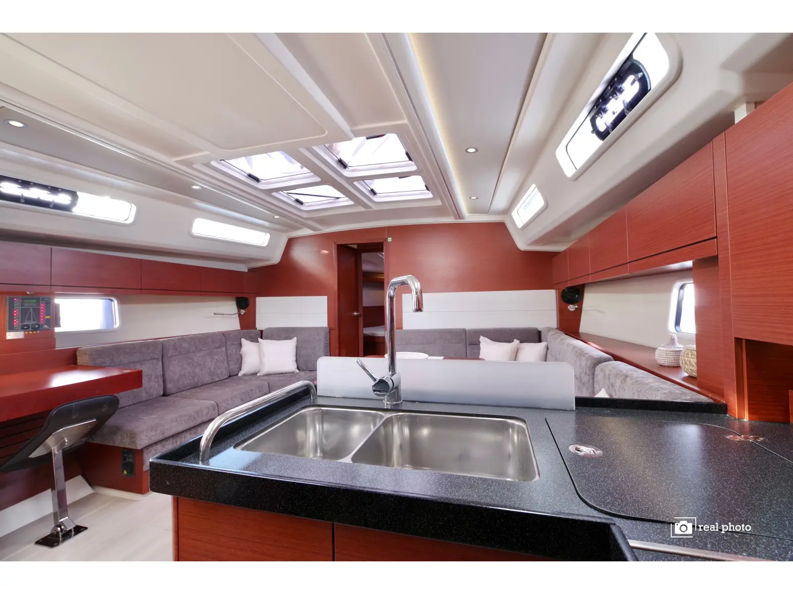Bea - Water maker, Solar Panel, Interior image