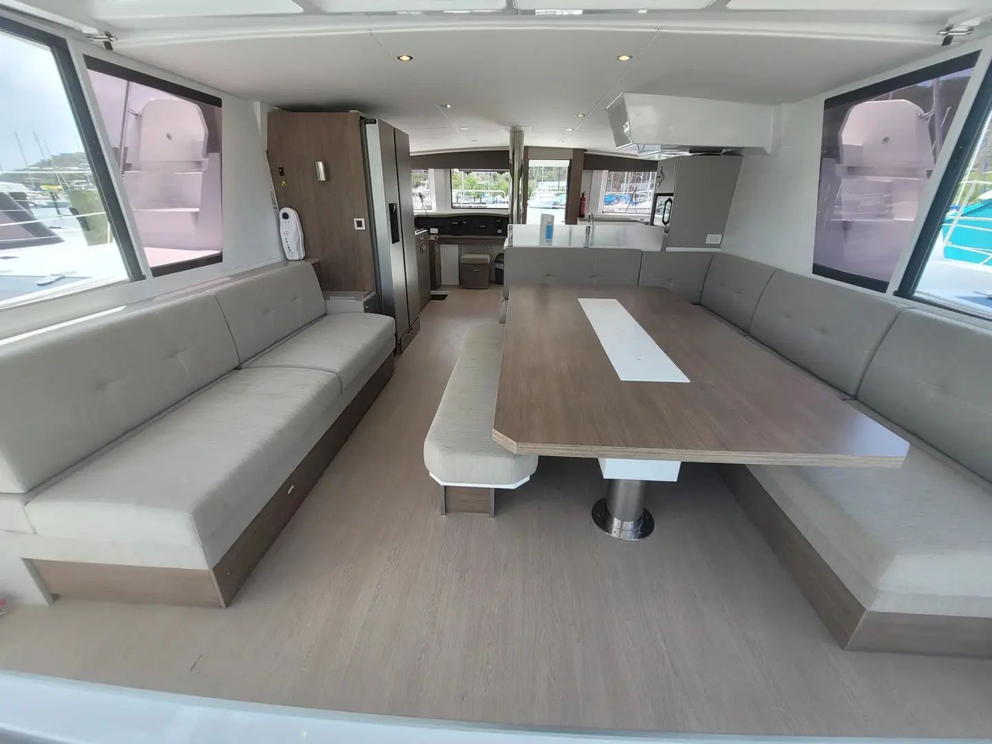 Happy Ending, Interior image