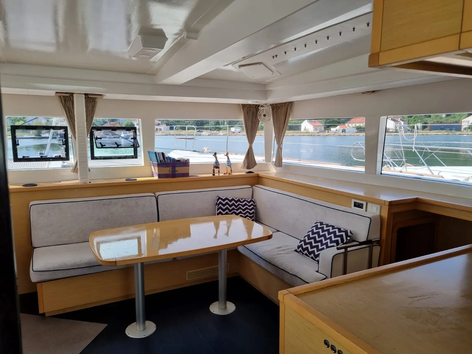 Felix Finis, Interior image