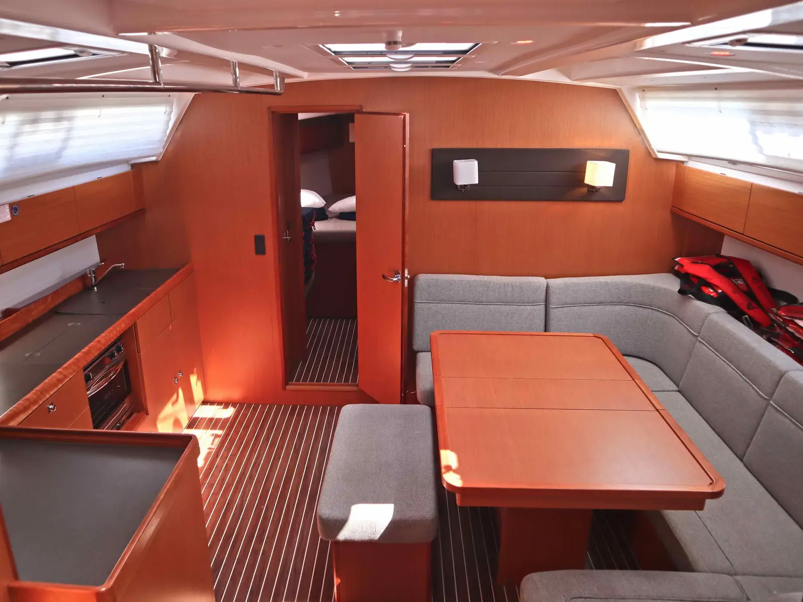 UNICORN, Interior image