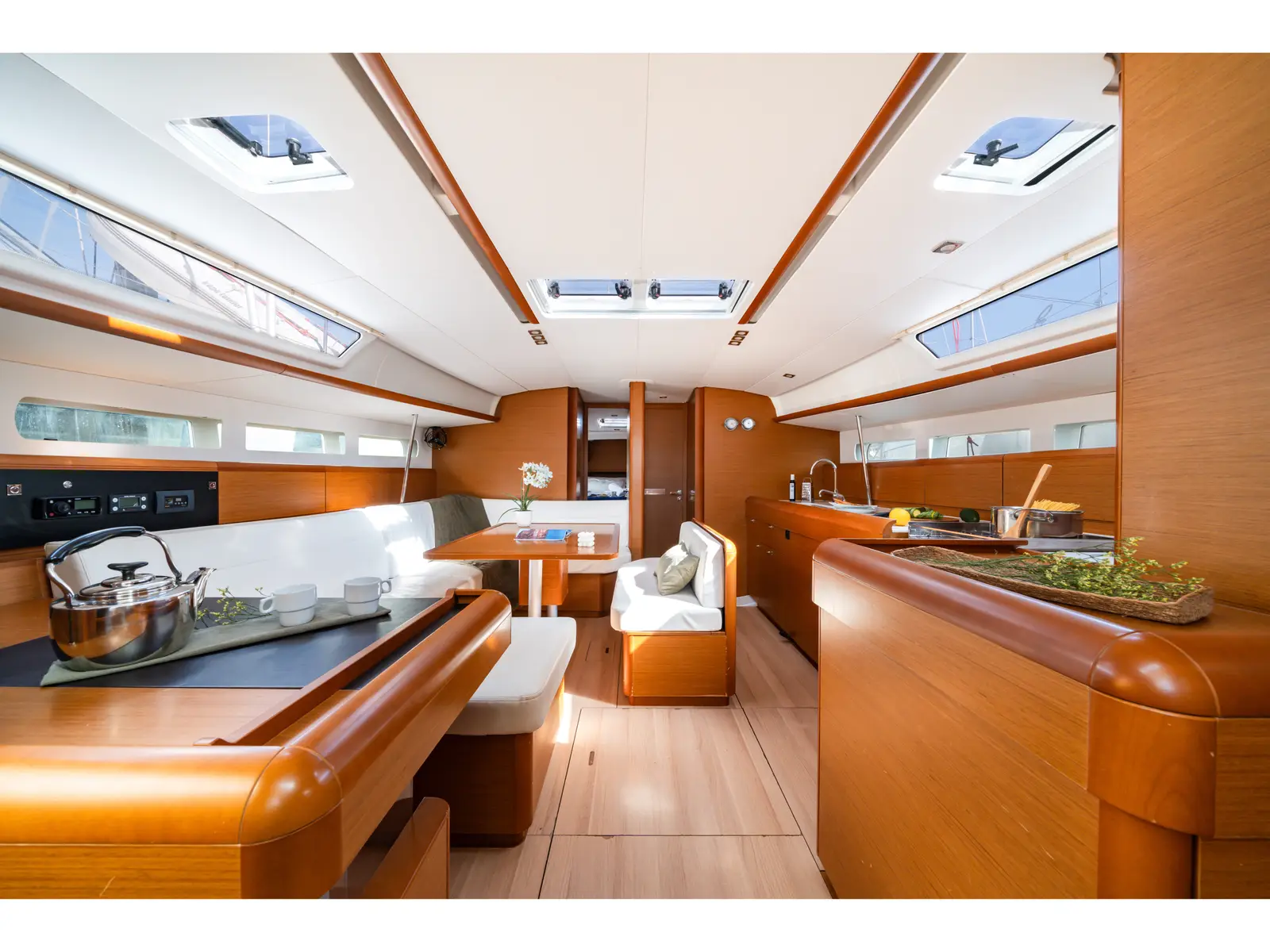 JUICY LUCY, Interior image