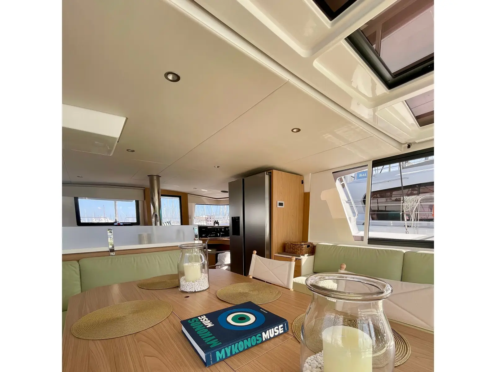 Romar VI, Interior image