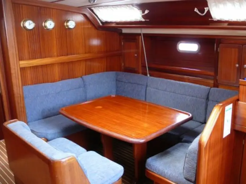 SY Zoe, Interior image