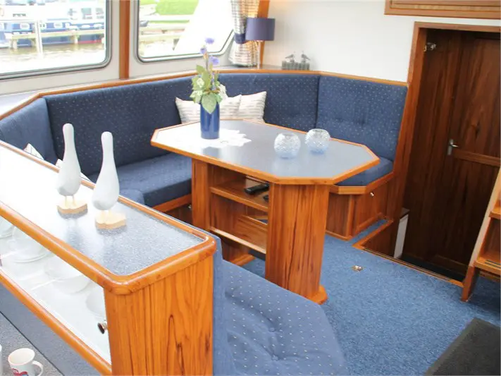 Helena, Interior image