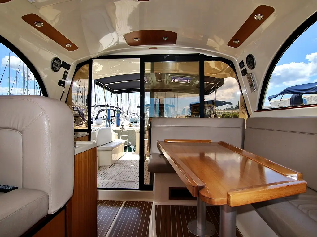 FRANKA, Interior image