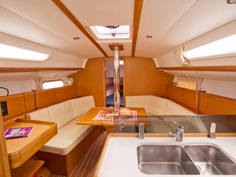 Izella, Interior image