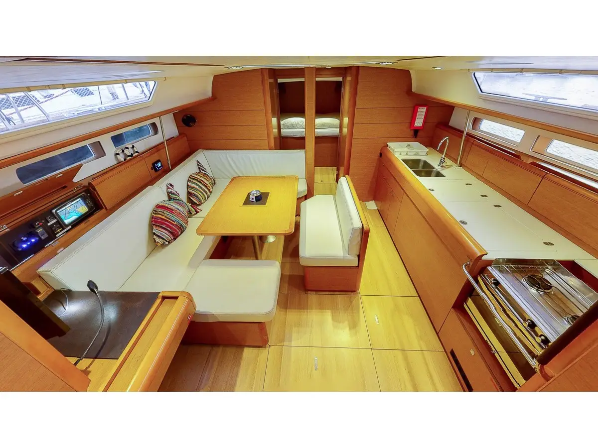 Hadi, Interior image
