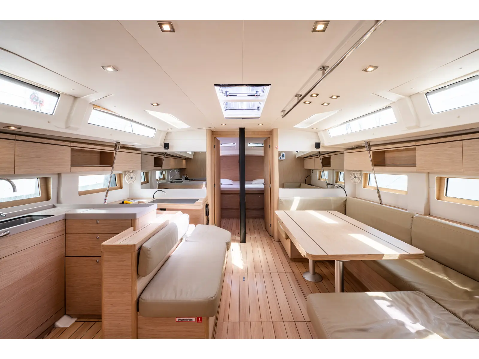 Enjoy, Interior image