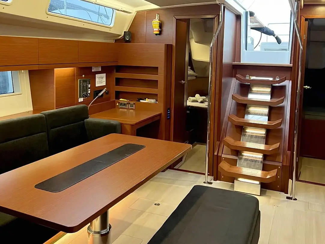 Neraida, Interior image