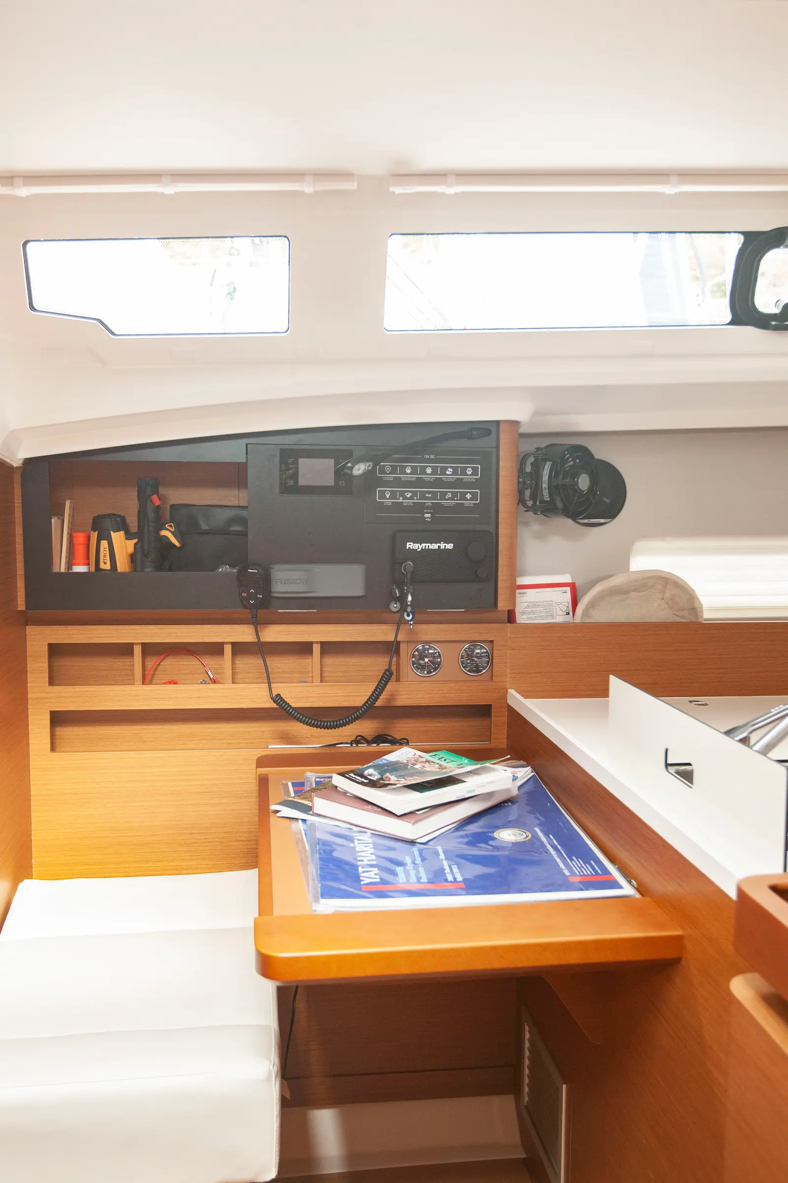 Sea Breeze, Chart Table