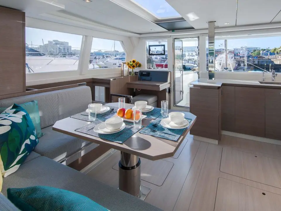 Moorings 4200/3/3 Club, Interior image