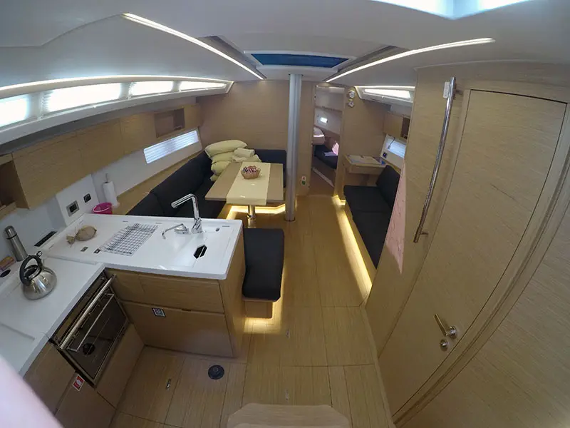 Aloha, Interior image