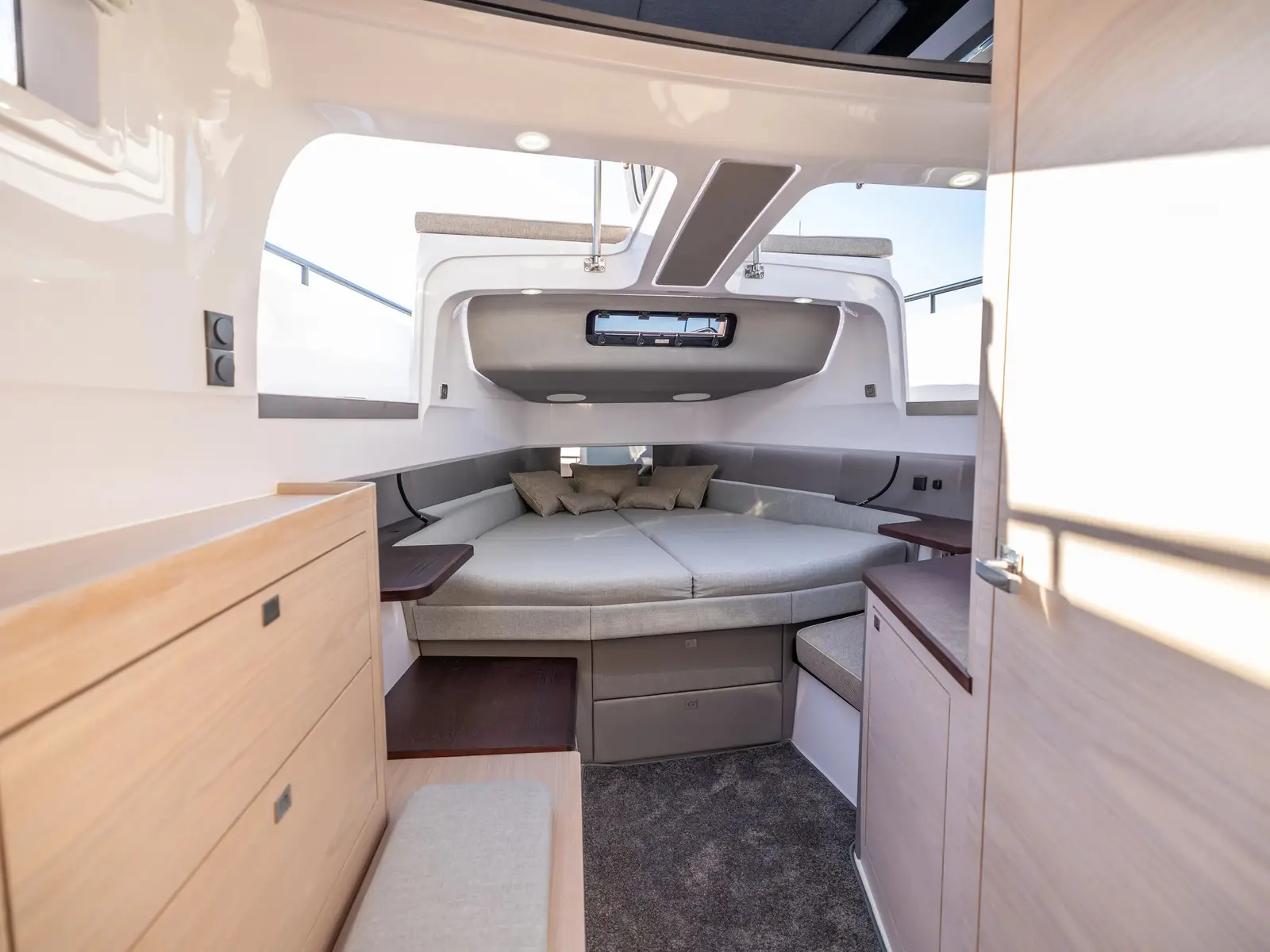 Niko, Interior image