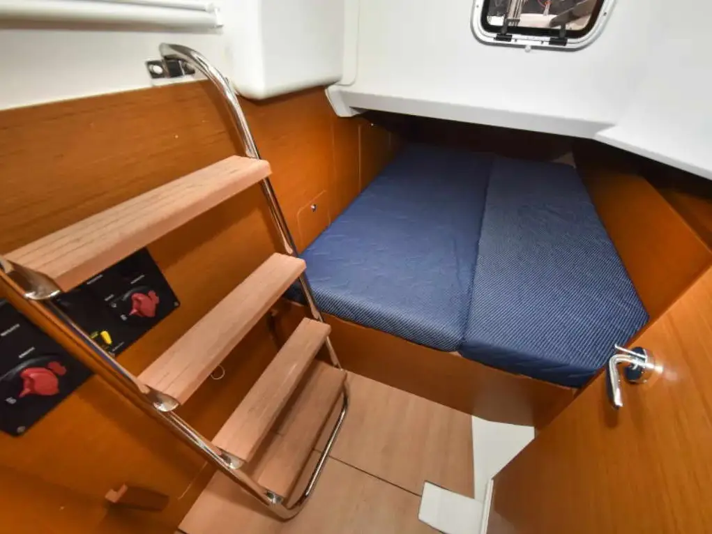 NEW HORIZONS II, Interior image