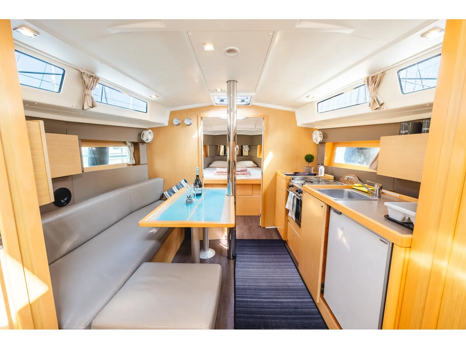 Elisa, Interior image