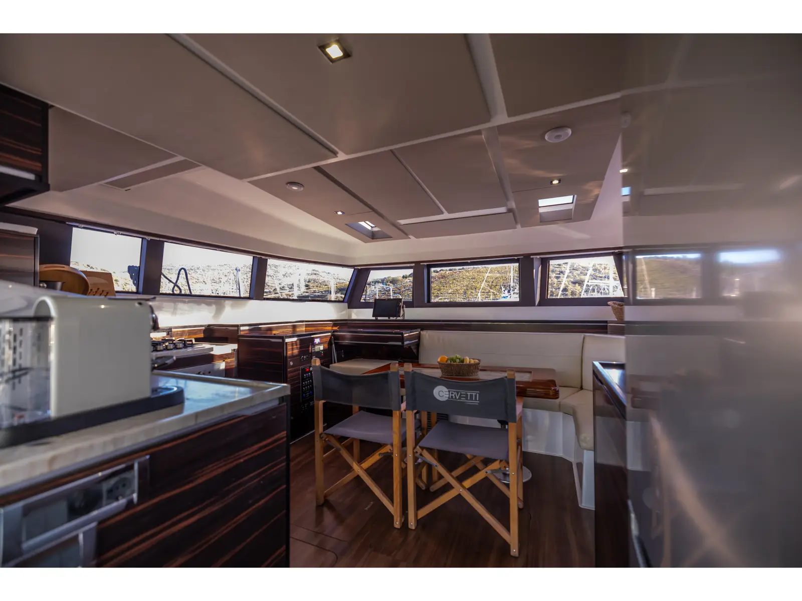 Abuzz, Interior image