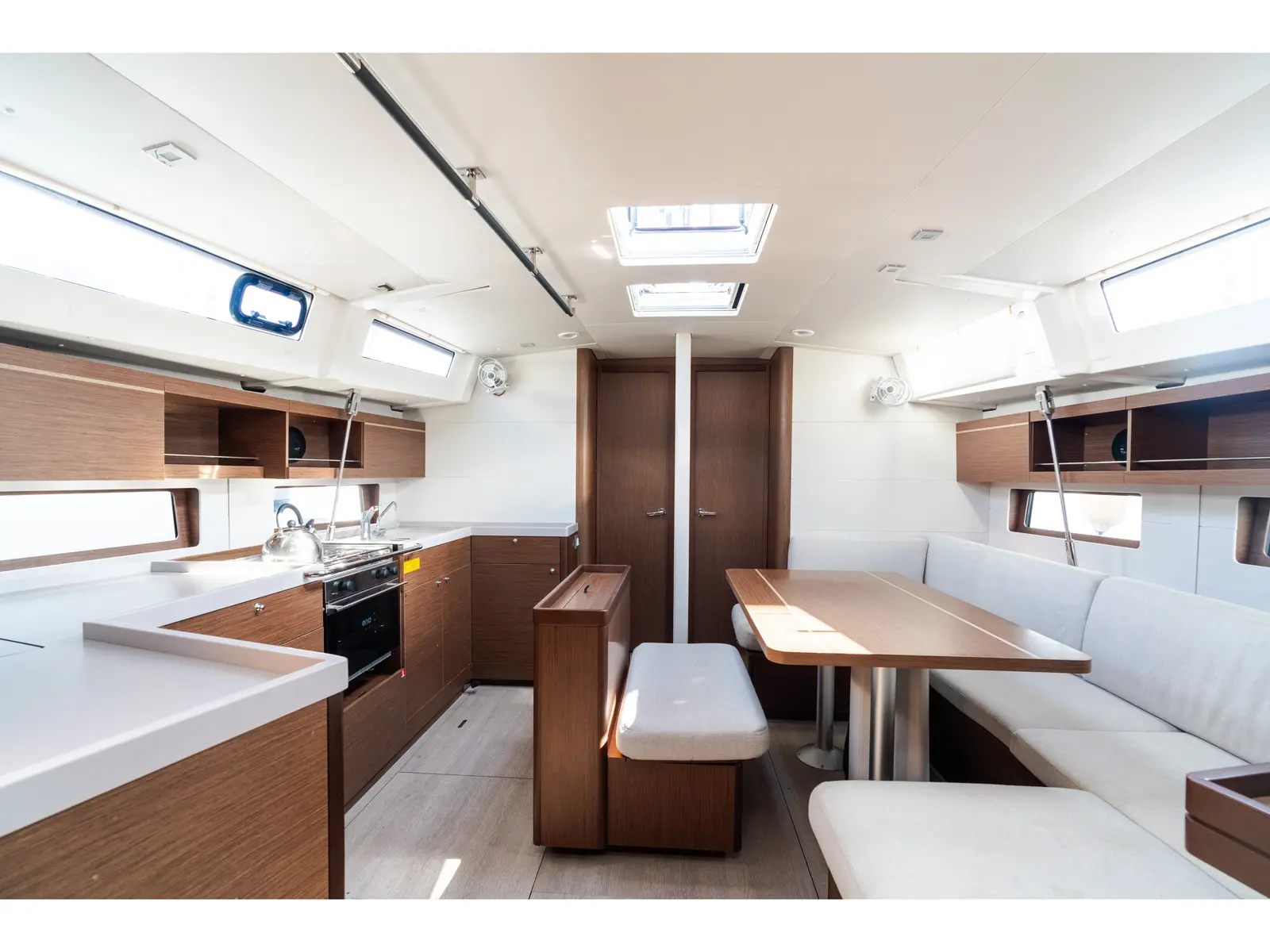 Logos - Comfort line, Interior image