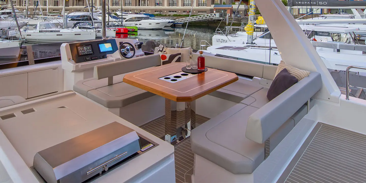 Moorings 403 PC Exclusive, photograph 2