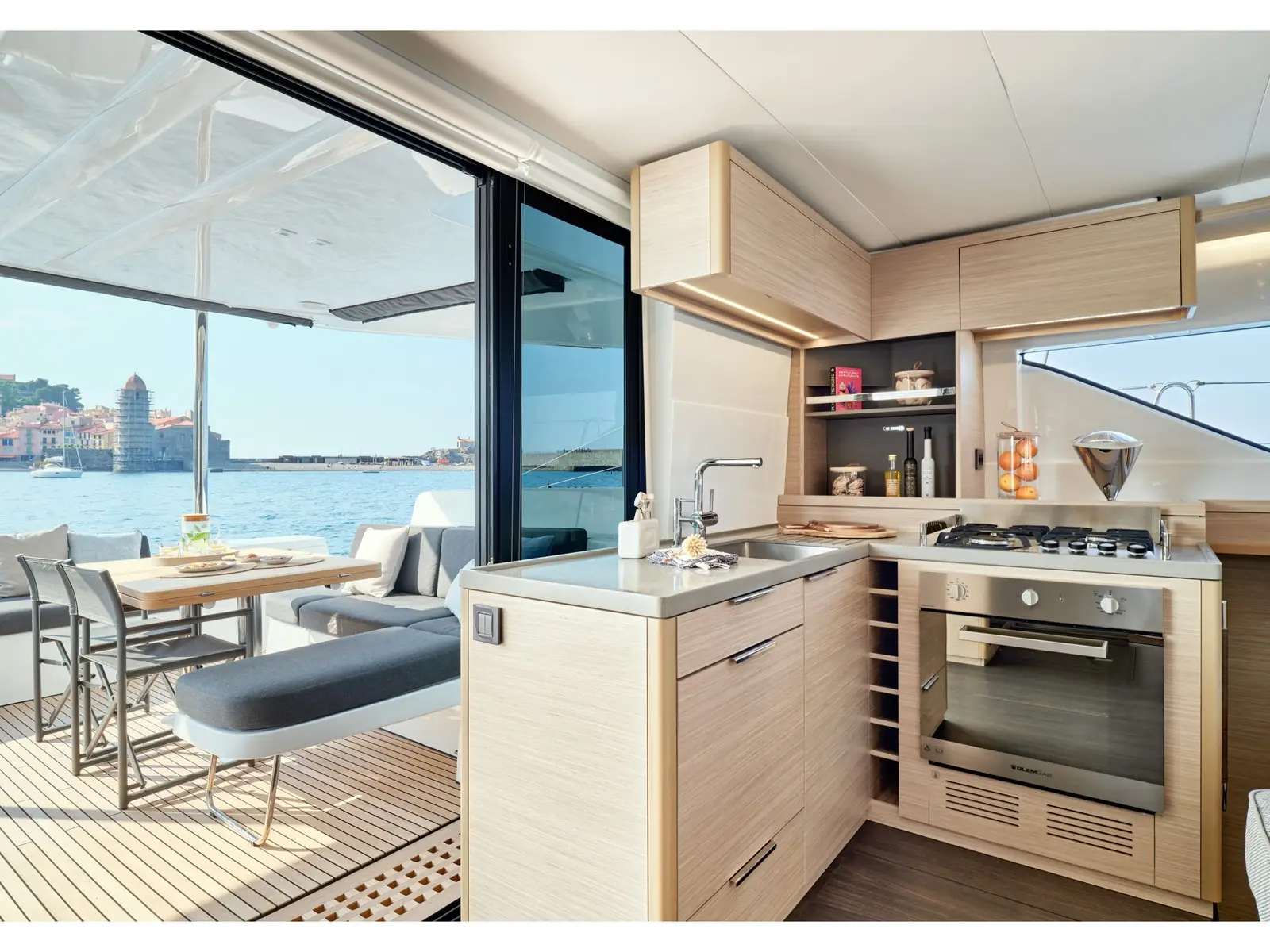 Effie Star, Interior image