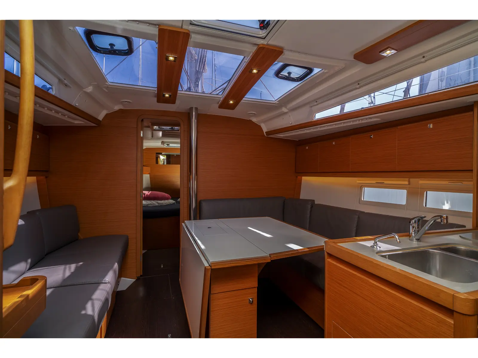Giustina, Interior image